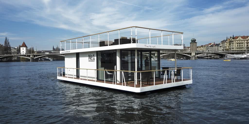 VIP Living Houseboat