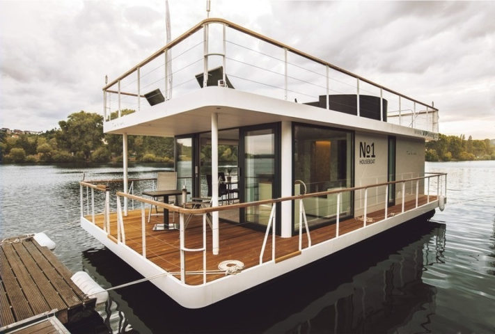 VIP Living Houseboat