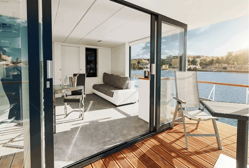 VIP Living Houseboat